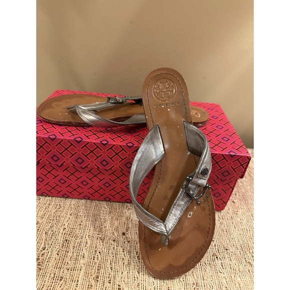 Tory Burch Nora Metallic Silver Gray Leather Thong Sandal Sz-8.5 - Picture 2 of 6
